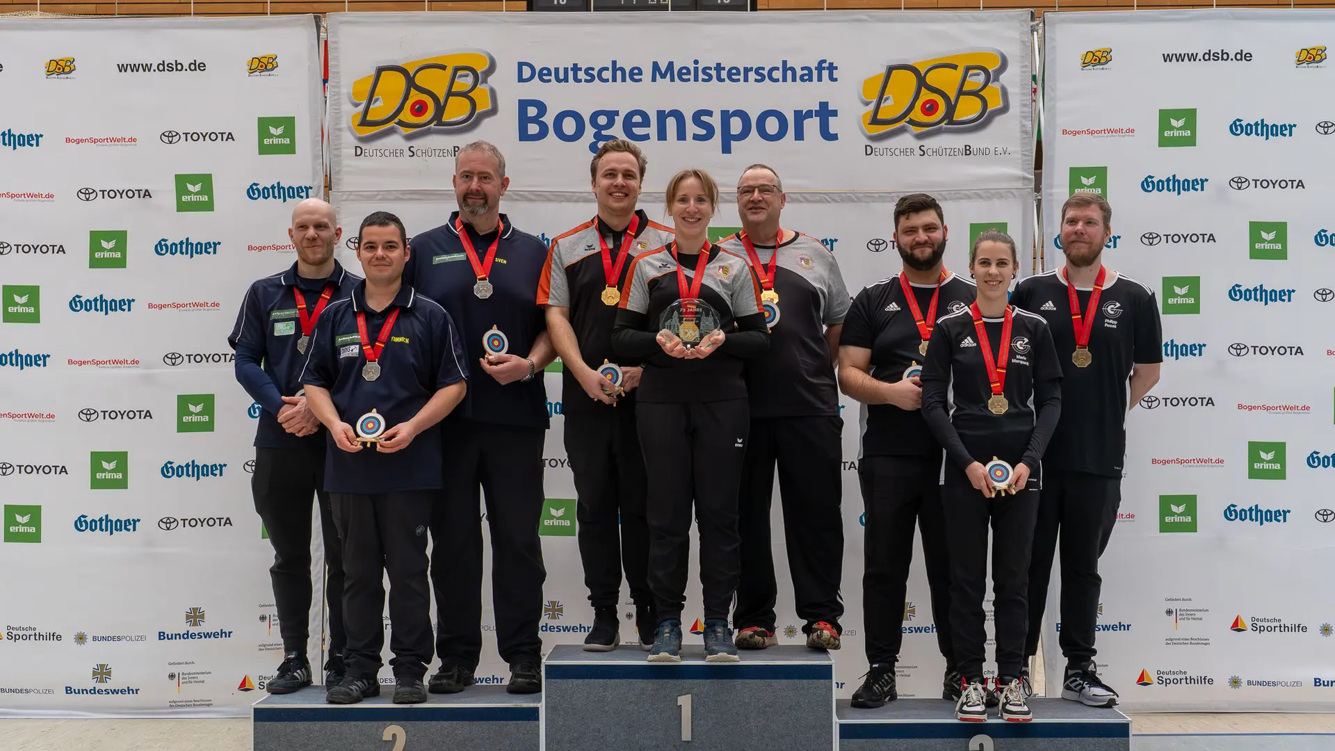 Siegerehrung der Compound Mannschaften bei der DM Halle 2026 in Berlin